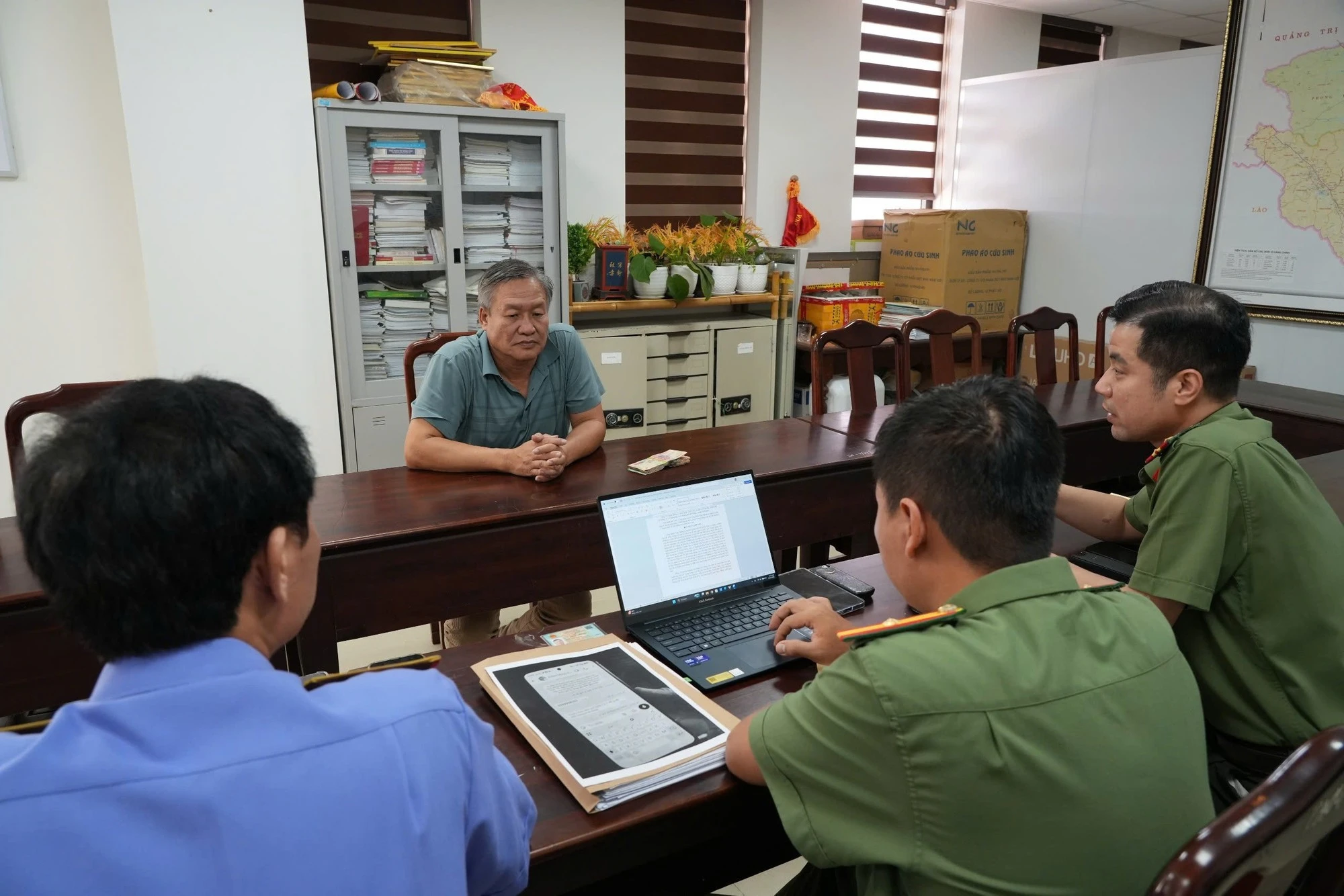 Cơ quan điều tra làm việc với đối tượng có liên quan.
