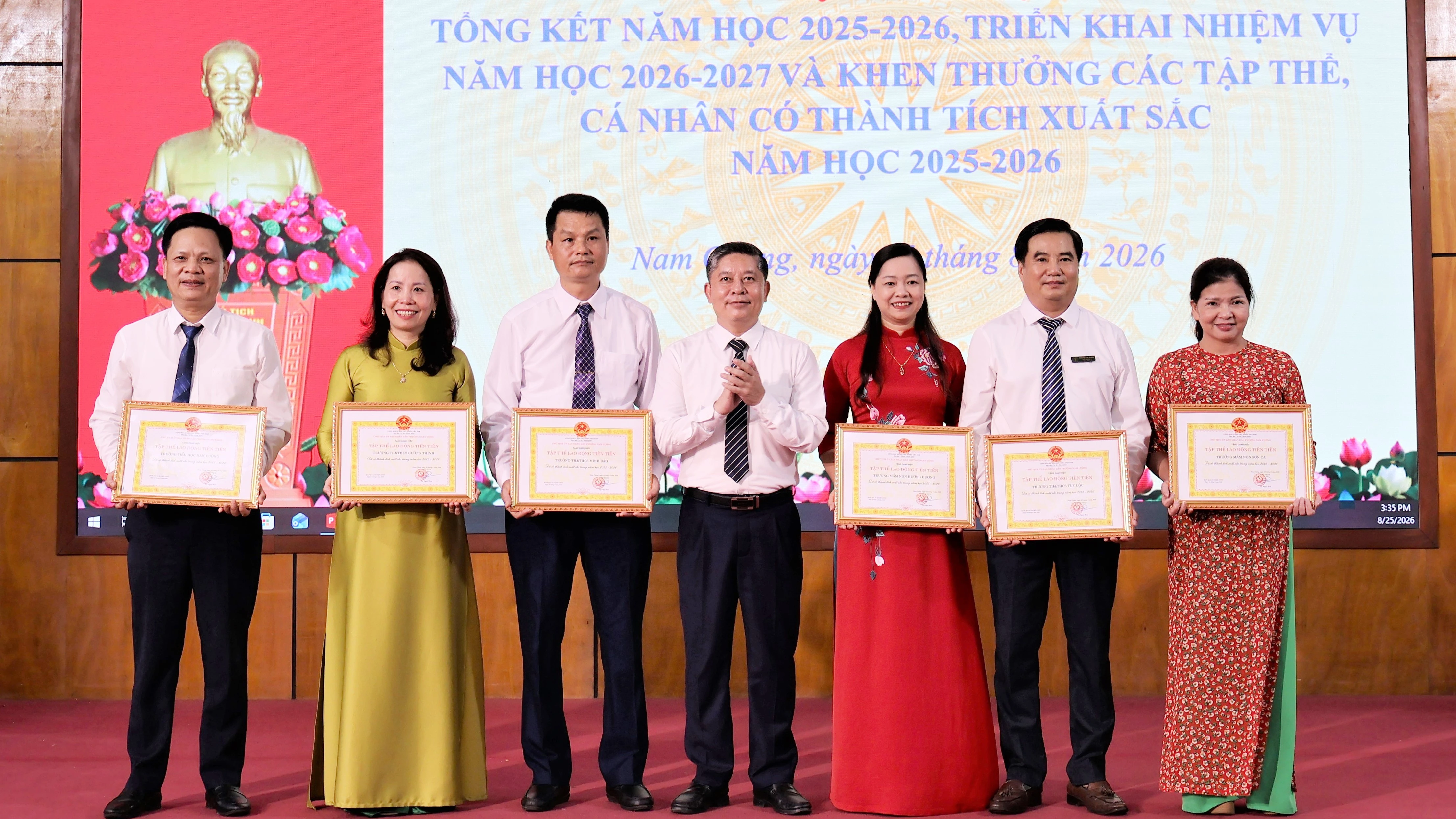 06-tap-the-duoc-nhan-danh-hieu-tap-the-lao-dong-tien-tien-3170.jpg