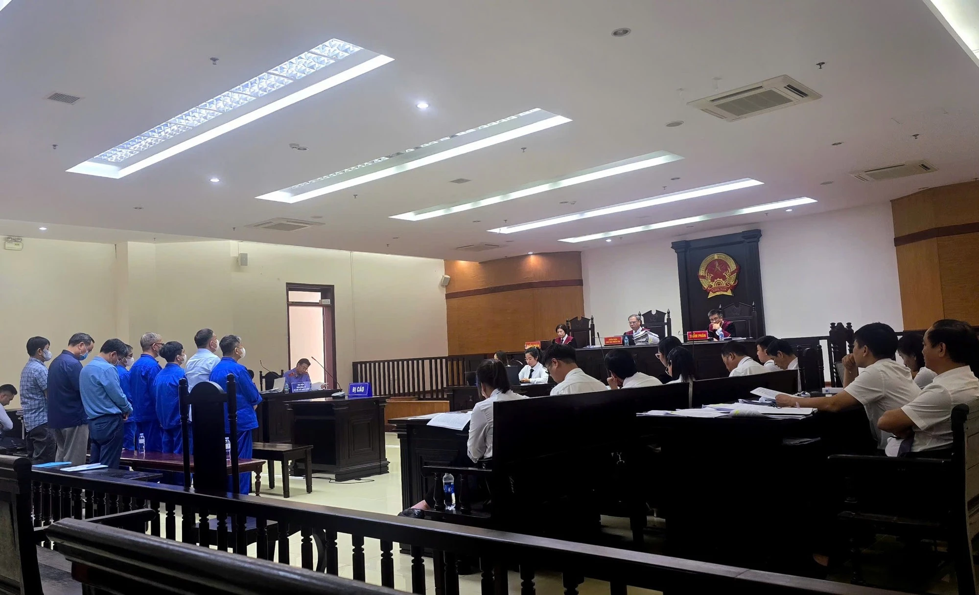 Phiên tòa phúc thẩm xét xử bị cáo Nguyễn Thị Kim Tiến và đồng phạm.