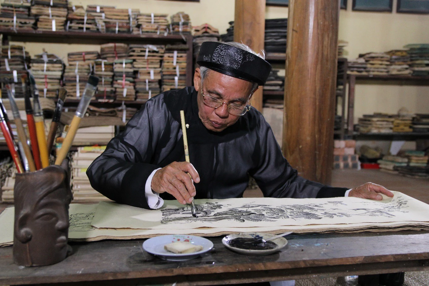 Nghệ nhân Nguyễn Đăng Chế đang làm Tranh dân gian Đông Hồ.