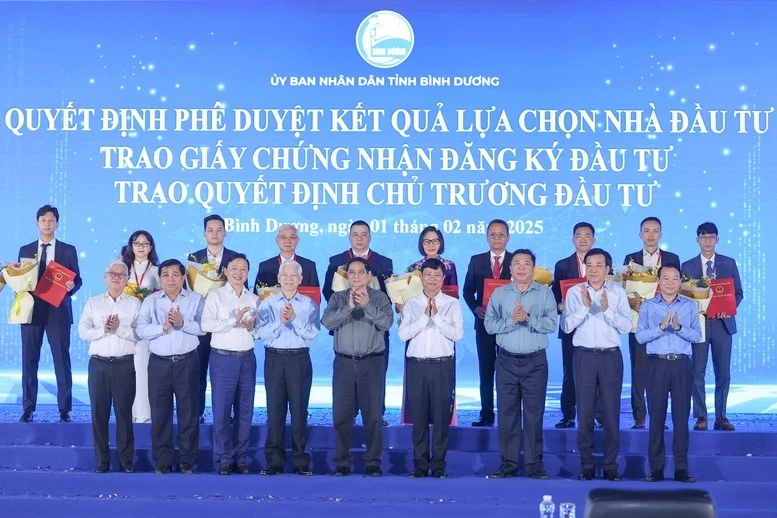 Thủ tướng và các đại biểu, cùng lãnh đạo tỉnh Bình Dương chụp ảnh lưu niệm với các nhà đầu tư được cấp giấy chứng nhận đầu tư tại Bình Dương.