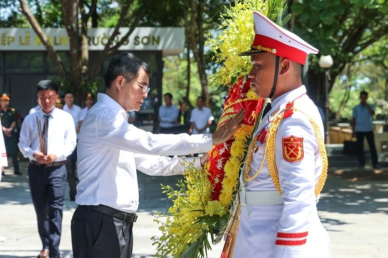 Thủ tướng dâng hoa tại Nghĩa trang Liệt sĩ quốc gia Trường Sơn.