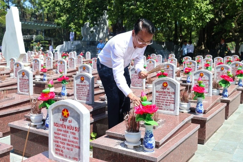 Bộ trưởng, Chủ nhiệm Văn phòng Chính phủ Đặng Xuân Phong thắp hương mộ liệt sĩ tại Nghĩa trang liệt sĩ Quốc gia Trường Sơn.