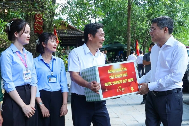 Thủ tướng Lê Minh Hưng tặng quà Ban Quản lý khu di tích quốc gia đặc biệt Hang Tám Cô - Đường 20 Quyết thắng.