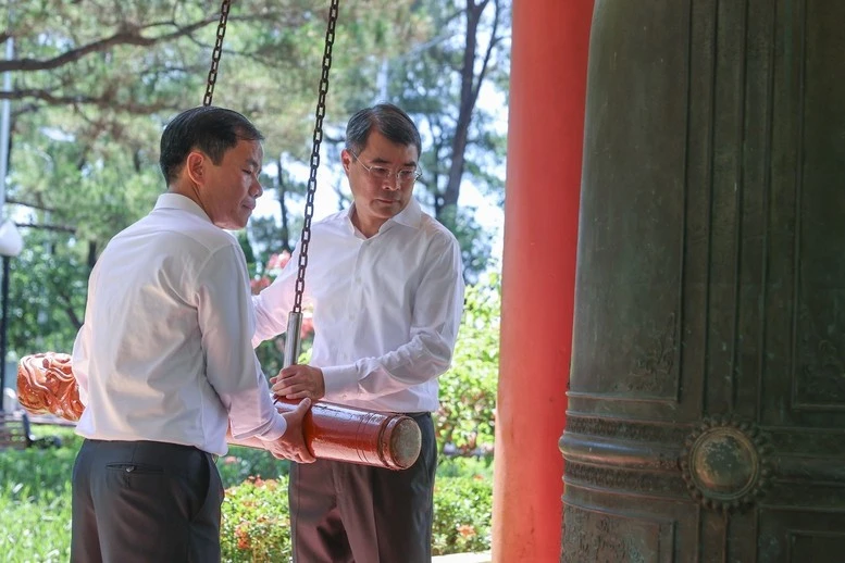 Thủ tướng Lê Minh Hưng thỉnh chuông khi tới dâng hương, dâng hoa tại Nghĩa trang Liệt sĩ quốc gia Trường Sơn.