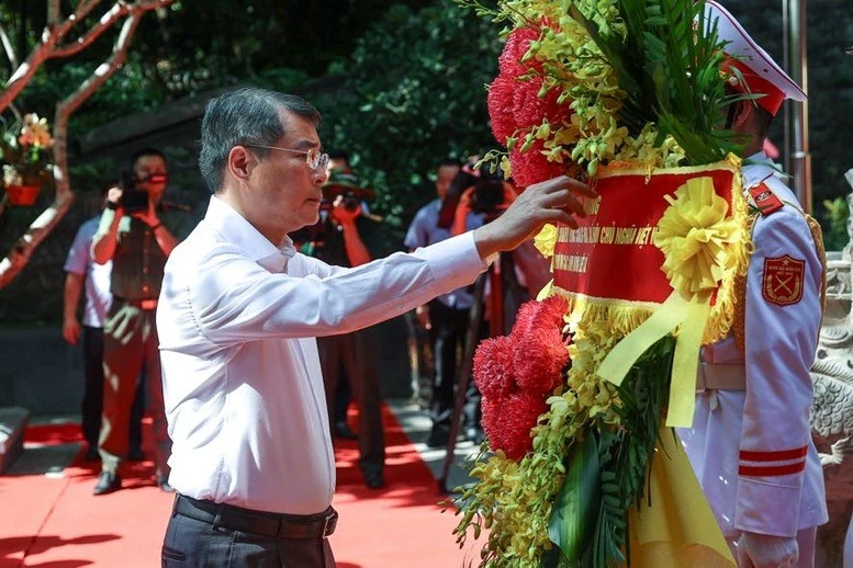 Thủ tướng Lê Minh Hưng dâng hoa tại di tích quốc gia đặc biệt Hang Tám Cô - Đường 20 Quyết thắng.