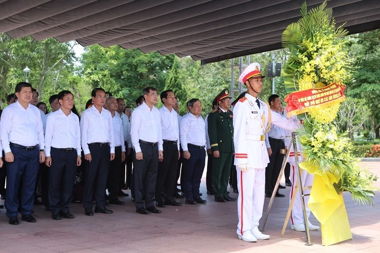 Thủ tướng Lê Minh Hưng dâng hoa tại Di tích quốc gia đặc biệt Thành cổ Quảng Trị.