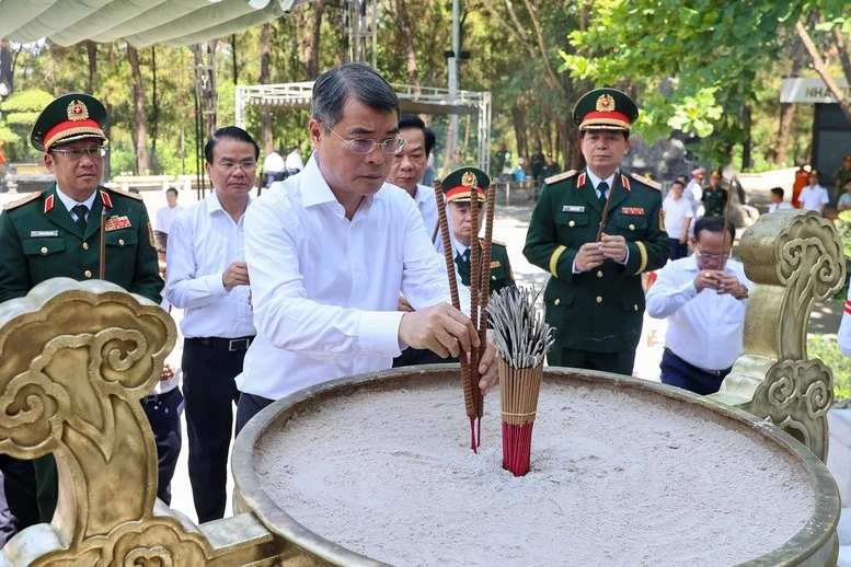 Thủ tướng dâng hương tại Nghĩa trang Liệt sĩ quốc gia Trường Sơn.