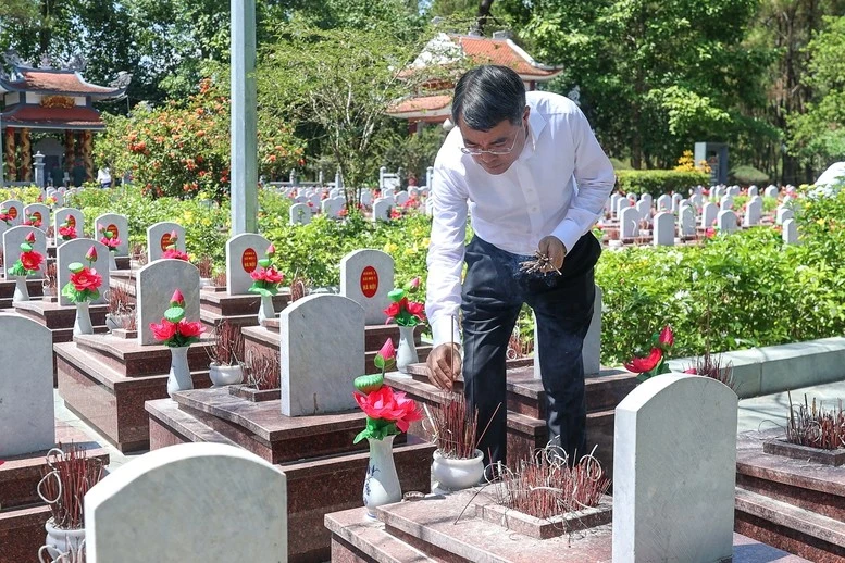 Thủ tướng Lê Minh Hưng thắp hương mộ liệt sĩ tại Nghĩa trang liệt sĩ Quốc gia Trường Sơn.