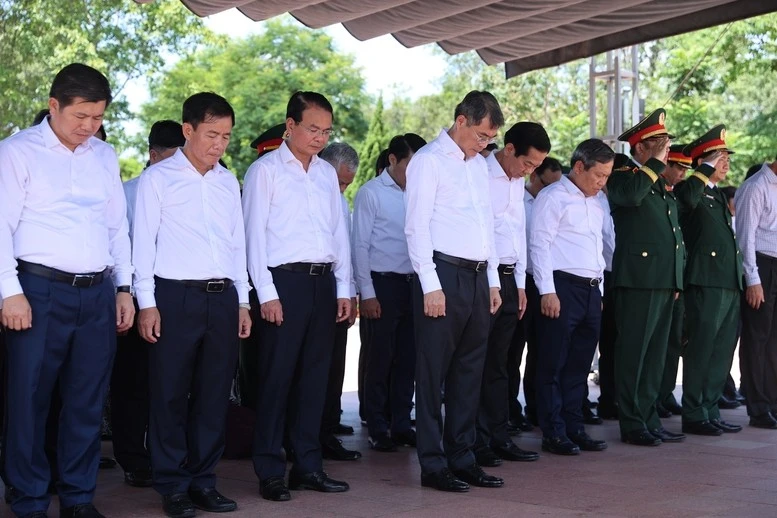 Thủ tướng Lê Minh Hưng và các đại biểu tưởng niệm các Anh hùng, liệt sĩ tại Di tích quốc gia đặc biệt Thành cổ Quảng Trị.