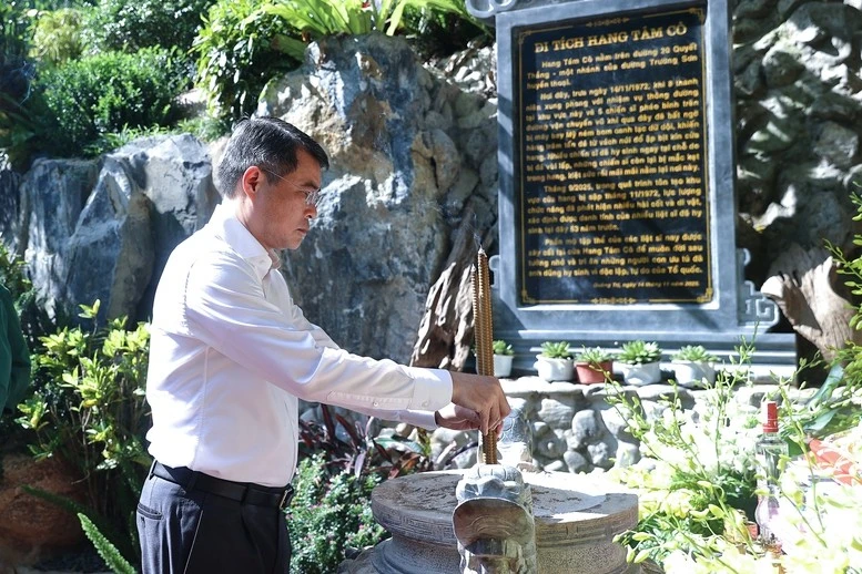 Thủ tướng Lê Minh Hưng dâng hương tại di tích quốc gia đặc biệt Hang Tám Cô - Đường 20 Quyết thắng.