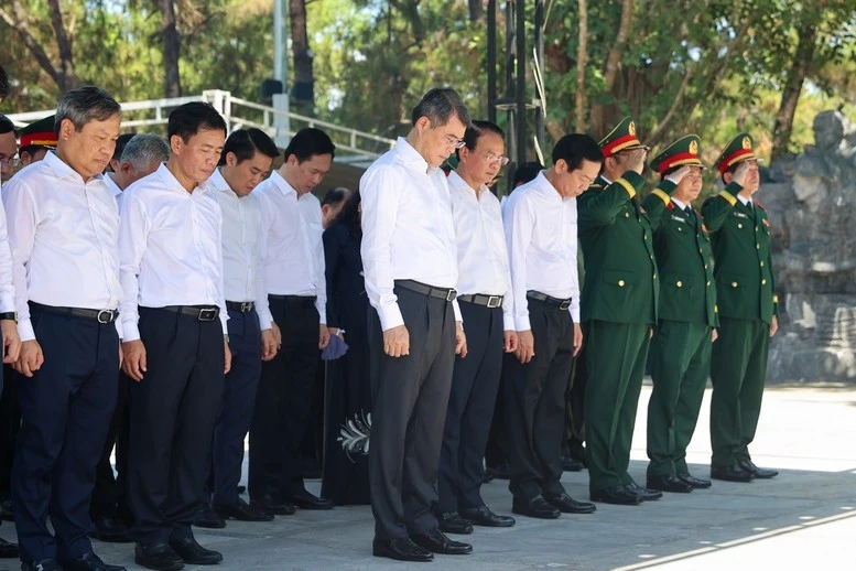 Thủ tướng Lê Minh Hưng và các đại biểu tưởng niệm các Anh hùng, liệt sĩ tại Nghĩa trang liệt sĩ Quốc gia Trường Sơn.