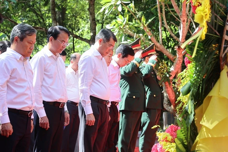 Thủ tướng Lê Minh Hưng và các đại biểu tưởng niệm các Anh hùng, liệt sĩ tại di tích quốc gia đặc biệt Hang Tám Cô - Đường 20 Quyết thắng.