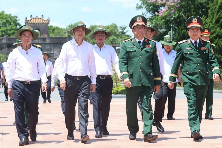 Thủ tướng Lê Minh Hưng đến dâng hương, dâng hoa tại Di tích quốc gia đặc biệt Thành cổ Quảng Trị.