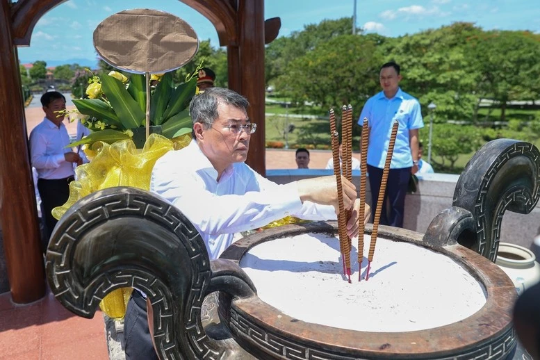 Thủ tướng Lê Minh Hưng dâng hương tại Di tích quốc gia đặc biệt Thành cổ Quảng Trị.
