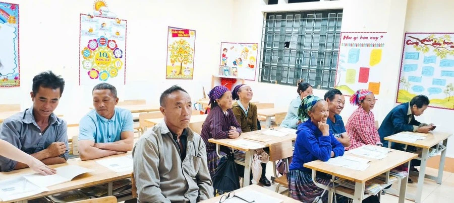 Một buổi học tiếng nói và chữ viết "xóa mù" của các học viên dân tộc Mông tại xã Si Ma Cai.