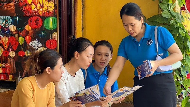 Cán bộ Bảo hiểm xã hội tuyên truyền chính sách bảo hiểm xã hội, bảo hiểm y tế cho người lao động phường Hội An.