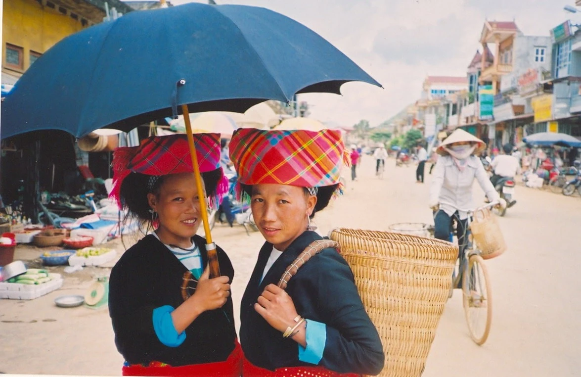 Xuống chợ.