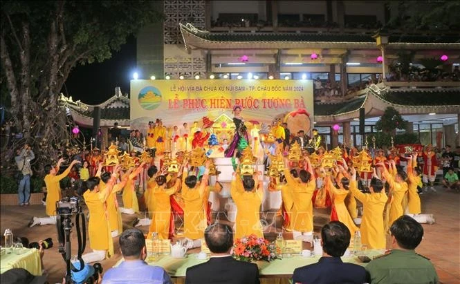 Chương trình sân khấu hóa Lễ phục hiện đưa tượng Bà Chúa Xứ từ trên đỉnh núi Sam nhập Miếu.