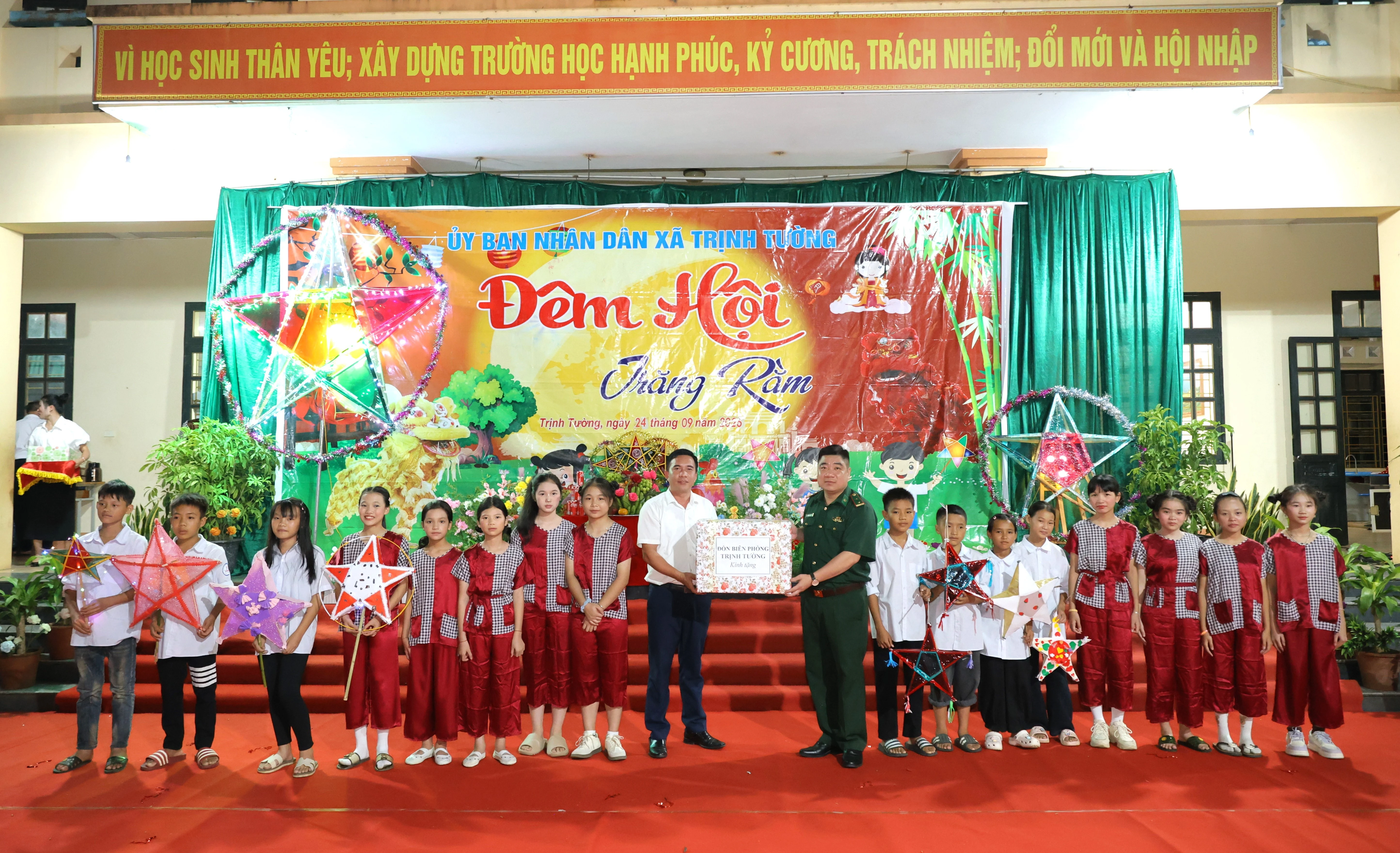 1-trao-qua-cho-cac-em-hoc-sinh-tai-truong-tieu-hoc-va-thcs-trinh-tuong.jpg
