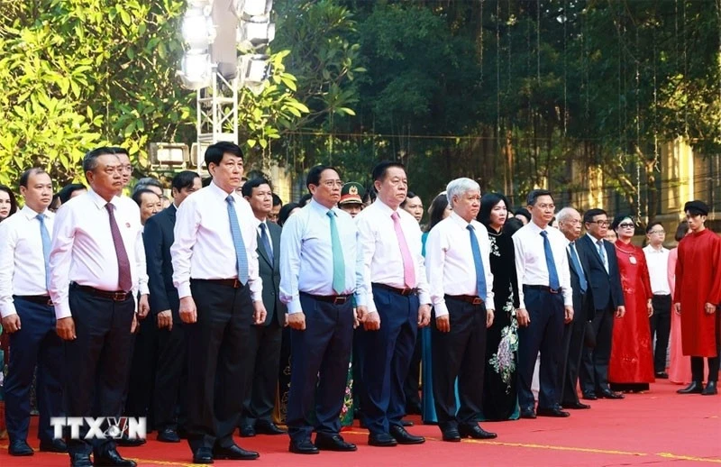 Thủ tướng Phạm Minh Chính và các đại biểu dâng hương tại tượng đài vua Lý Thái Tổ.
