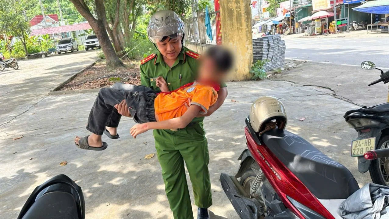 dai-uy-dang-tran-tuan-kip-thoi-dua-em-quan-di-cap-cuu-kip-thoi-1049.jpg