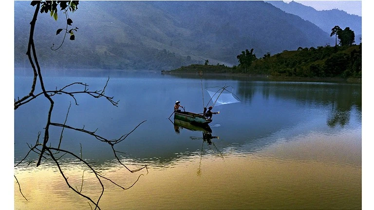 danh-ca-tren-ho-lao-vang-anh-tran-hau.jpg