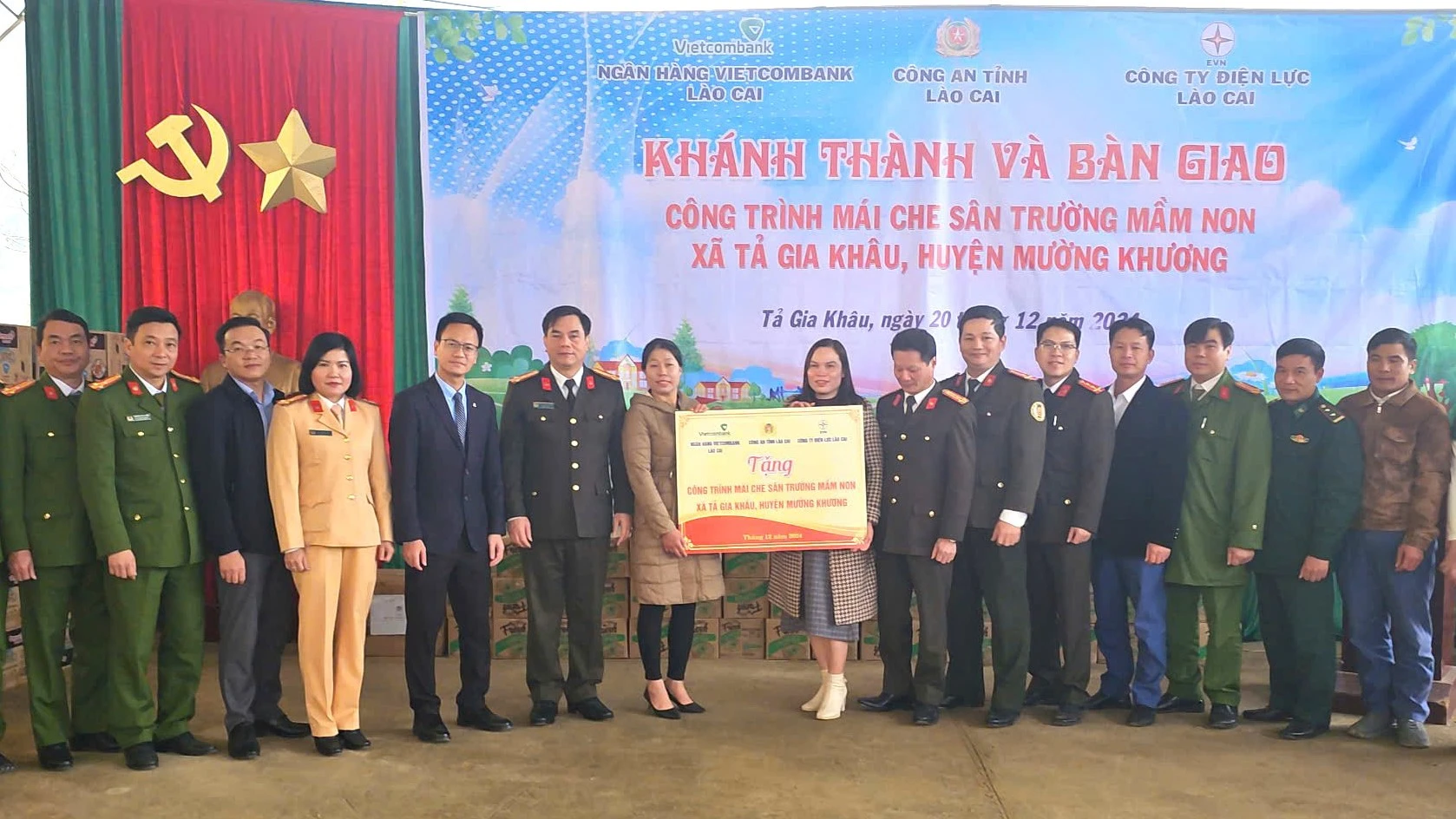 cac-dai-bieu-chup-anh-luu-niem-trong-le-ban-giao-mai-che-san-truong.jpg