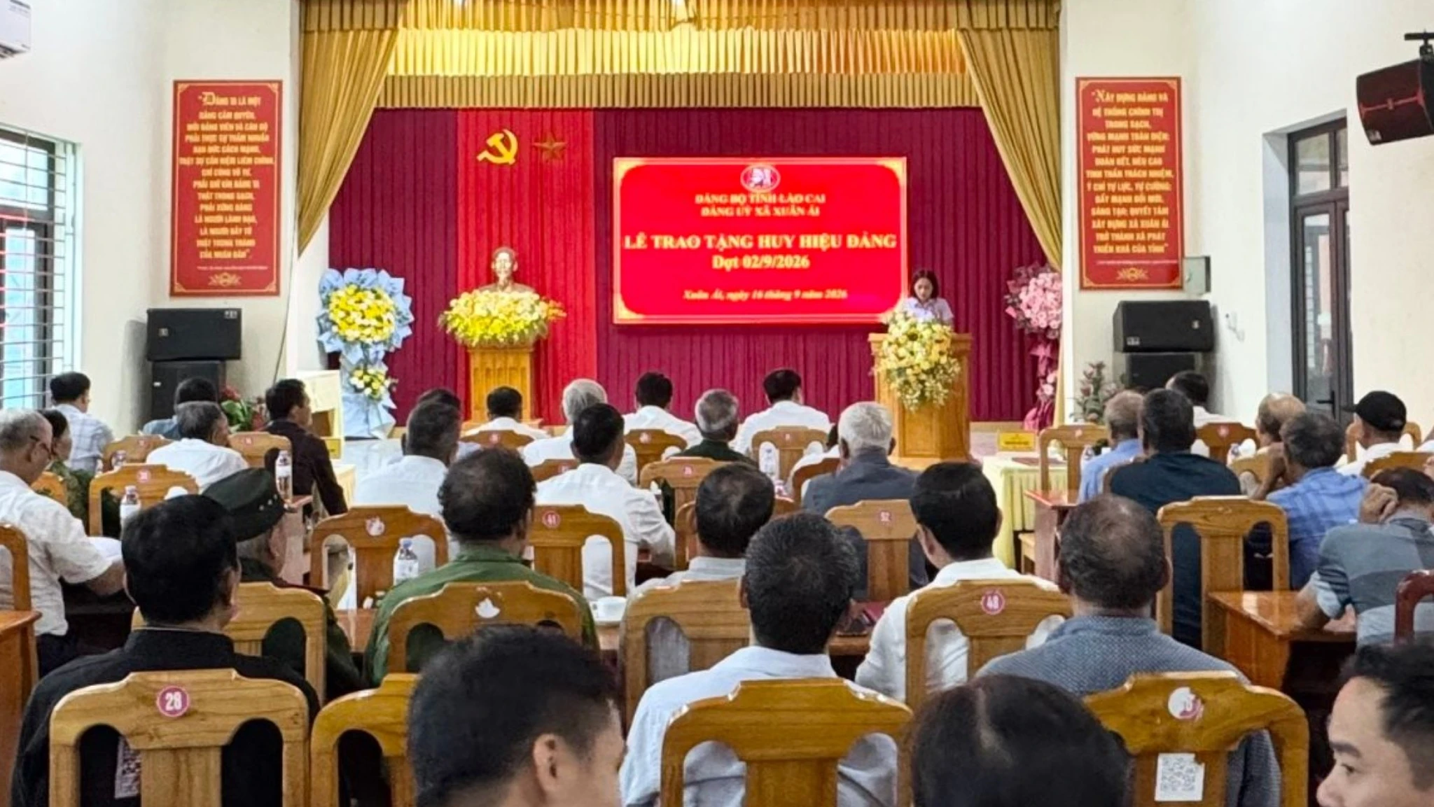 quang-canh-le-trao-huy-hieu-dang-145.jpg