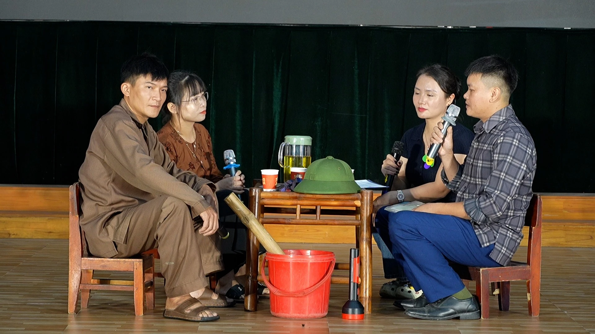 thi-sinh-tham-gia-phan-san-khau-hoa.jpg
