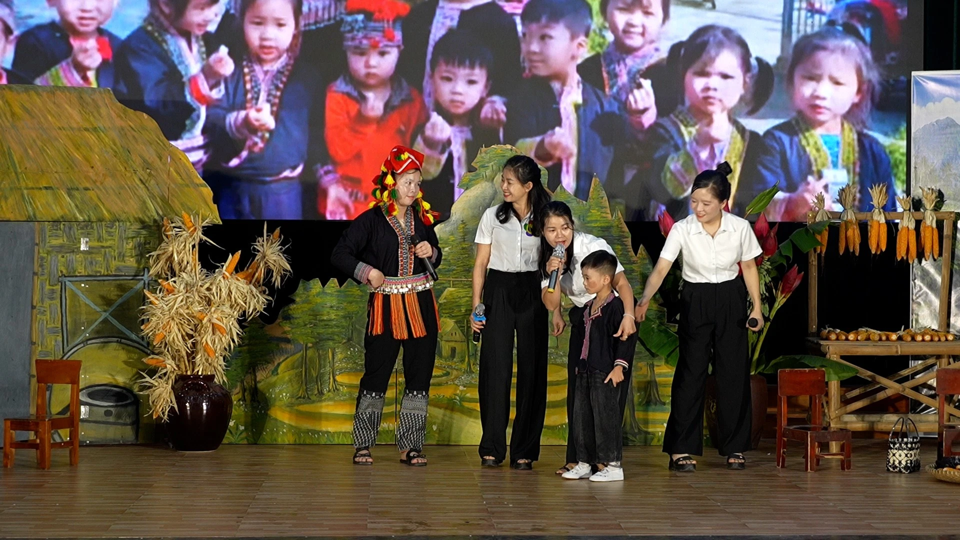 thi-sinh-tham-gia-phan-san-khau-hoa-5.jpg