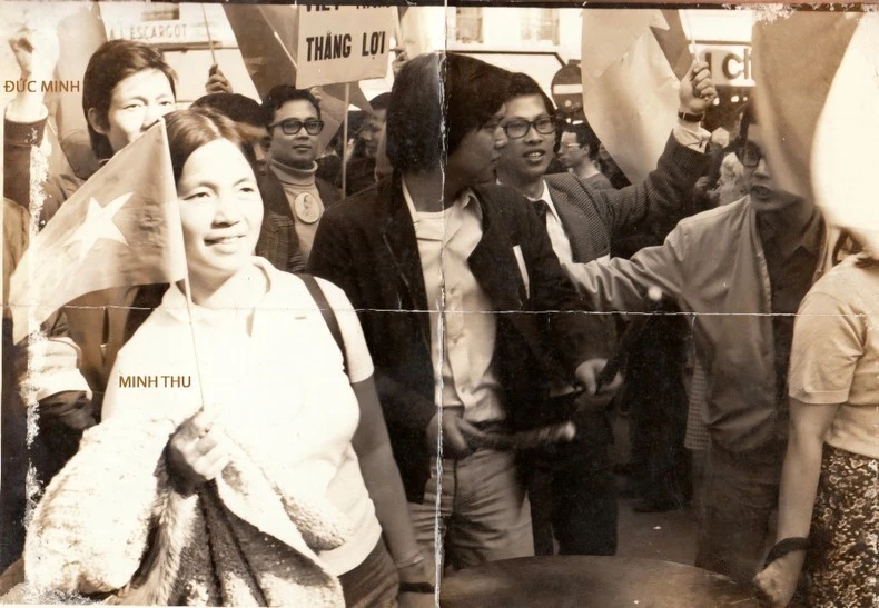 Ông Lưu Thanh Dũng (giữa) đánh nhịp trống để kiều bào và bạn bè Pháp cùng hô vang: "Việt...Nam..Thắng...Lợi ", “Hồ, Hồ, Hồ Chí Minh” trong cuộc diễu hành ngày 1/5/1975.