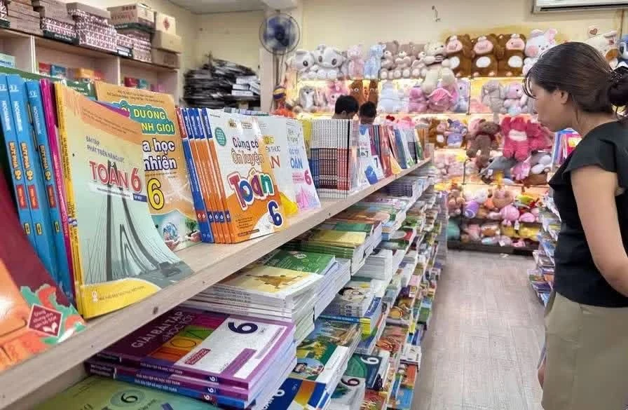 Phụ huynh tìm mua SGK Ảnh: NHƯ Ý