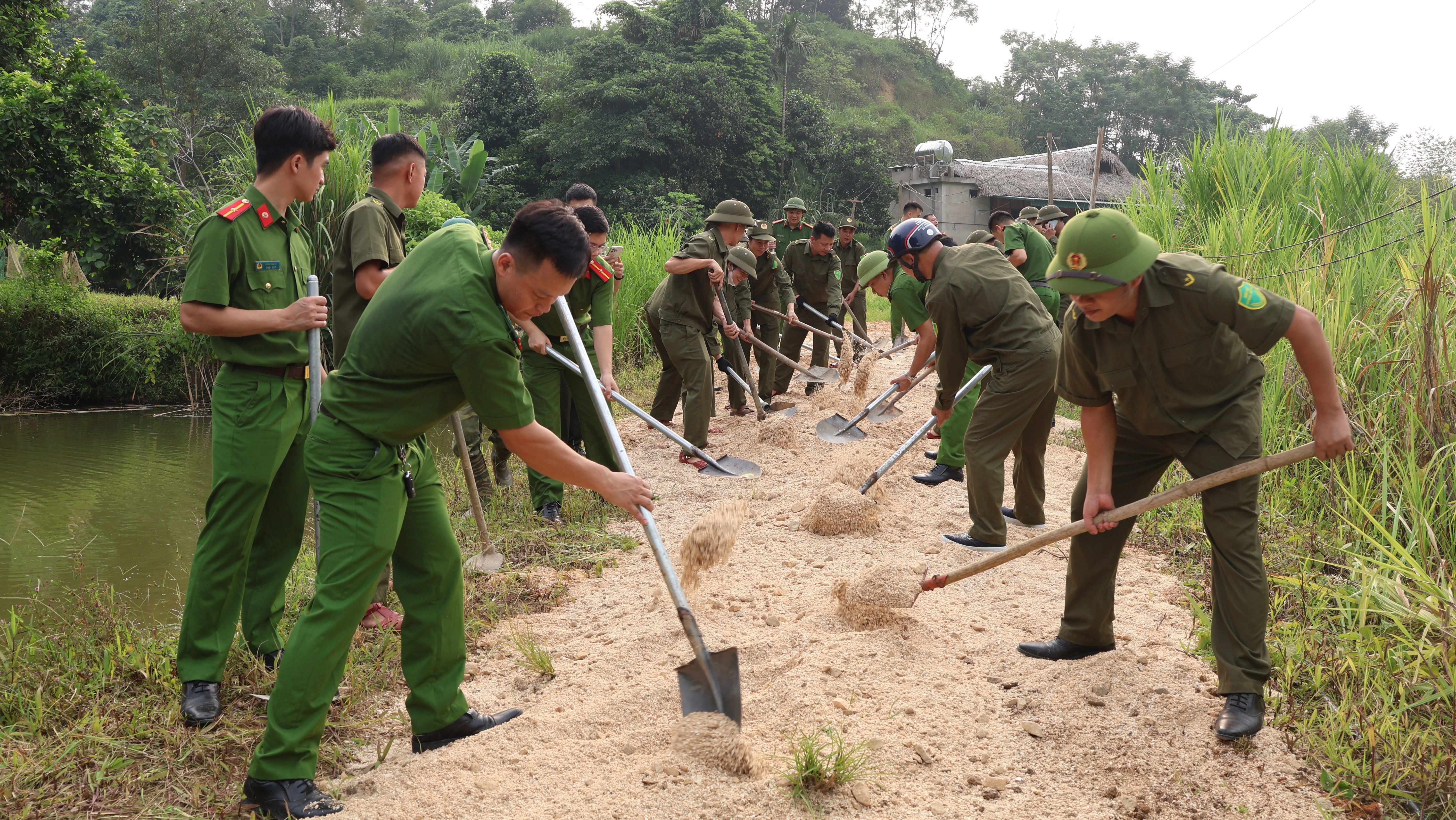 tren-100-can-bo-chien-sy-luc-luong-cong-an-xa-an-ninh-co-so-va-nguoi-dan-tham-gia-tu-sua-duong-gtnt-7689.jpg