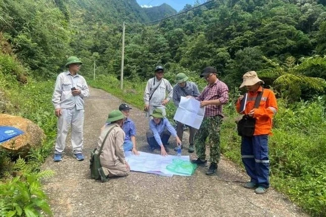 Các chuyên gia Cục Địa chất và Khoáng sản Việt Nam đánh giá thực địa, khoanh vùng khu vực có tiềm năng khoáng sản.