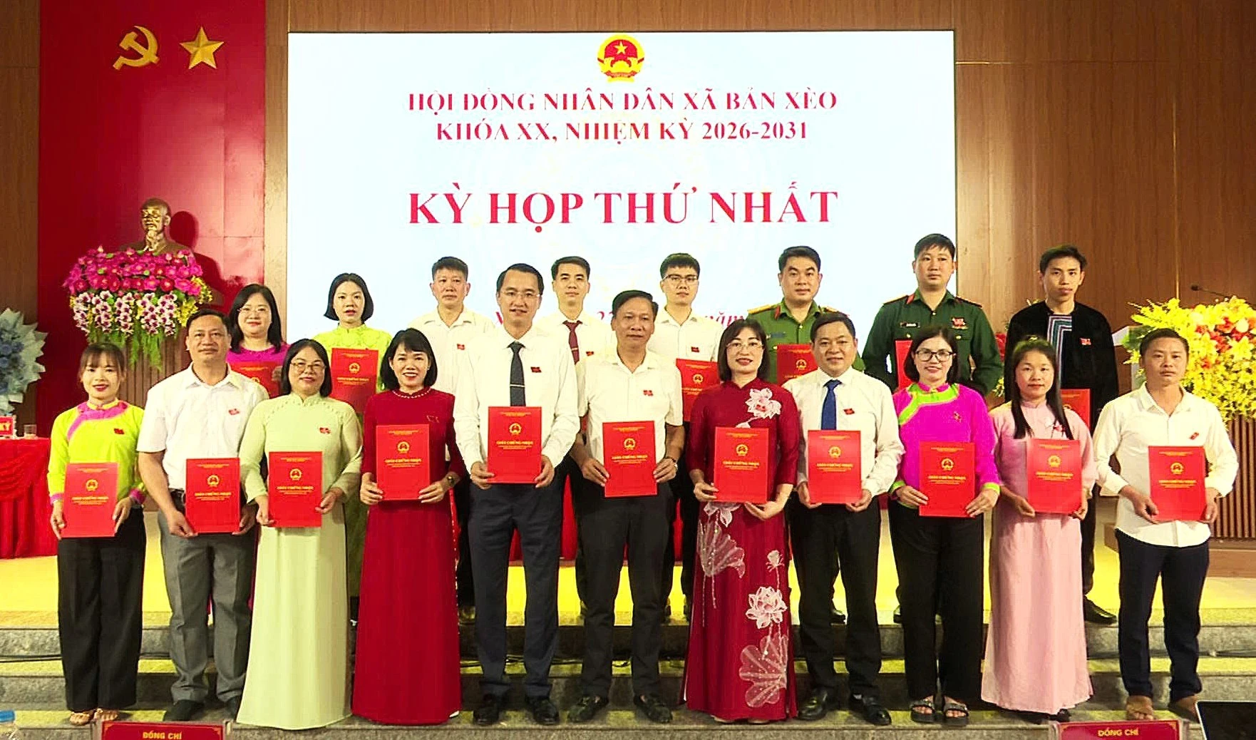 9dai-bieu-hdnd-xa-khoa-xx-nhiem-ky-2026-2031-ra-mat-va-nhan-giay-chung-nhan-dai-bieu-hdnd-xa.jpg