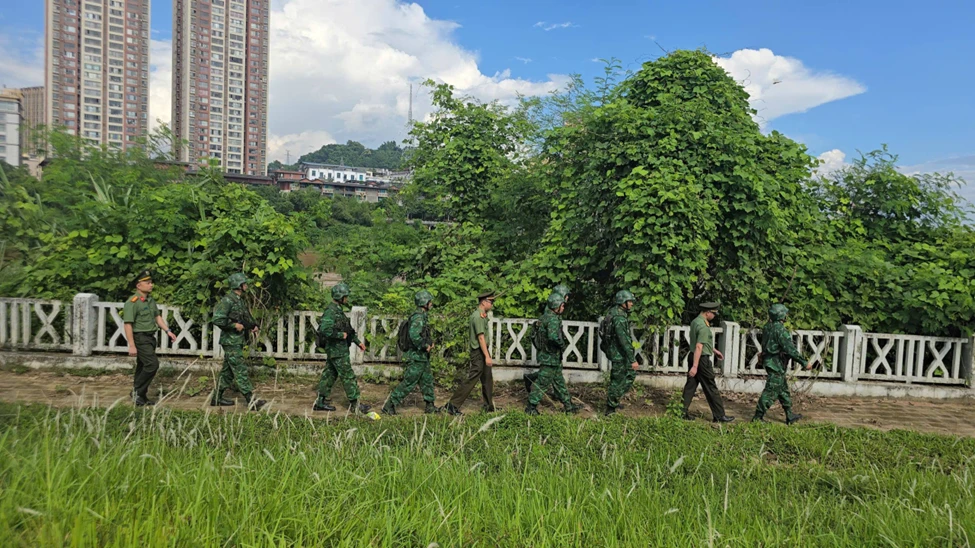 Phối hợp tuần tra bảo vệ đường biên, mốc giới.