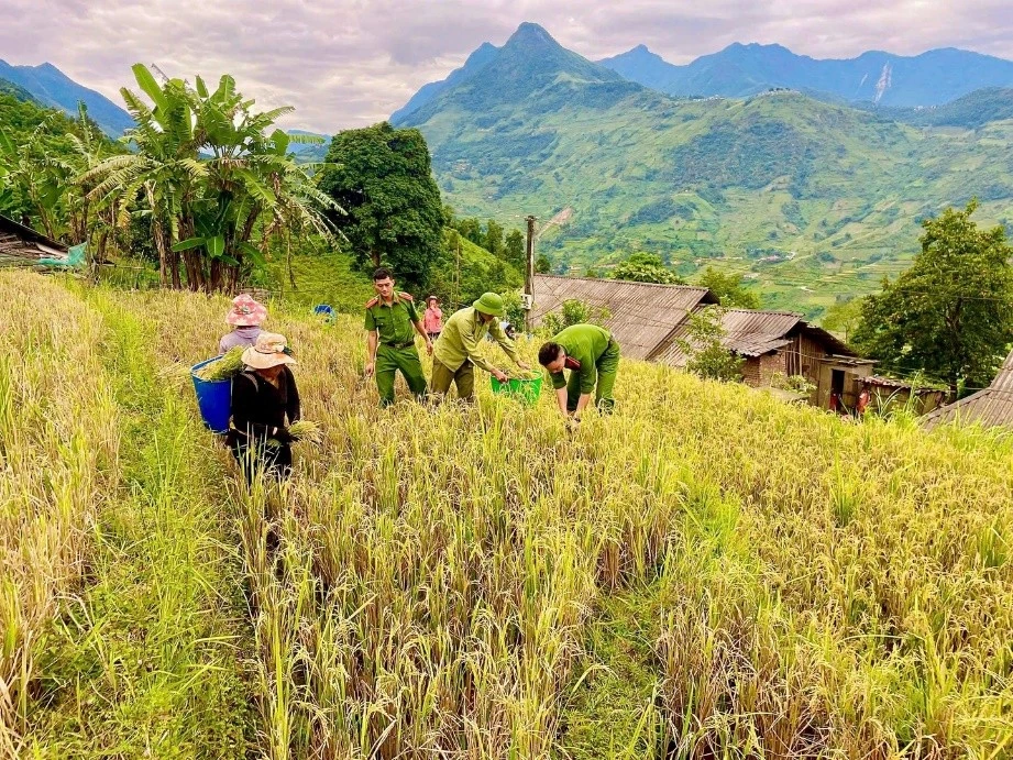 Lực lượng công an luôn bám cơ sở, giúp đỡ người dân.