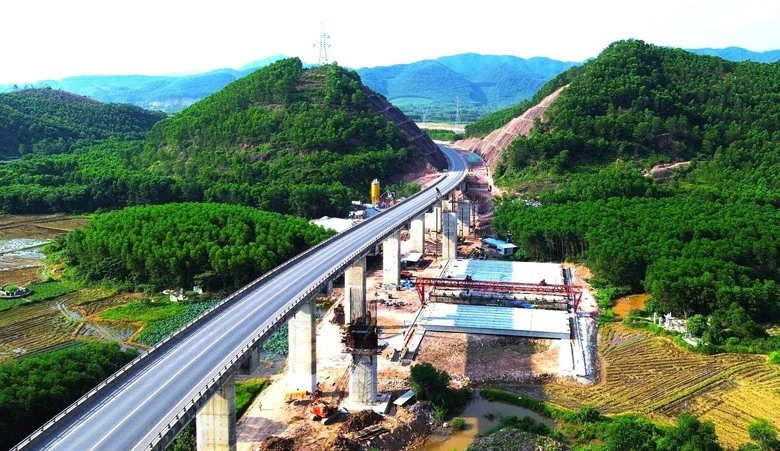 Theo Ban QLDA đường Hồ Chí Minh, sản lượng dự án mở rộng cao tốc Cam Lộ - La Sơn trong 3 tháng gần đây vượt hơn hẳn những tháng trước đó.
