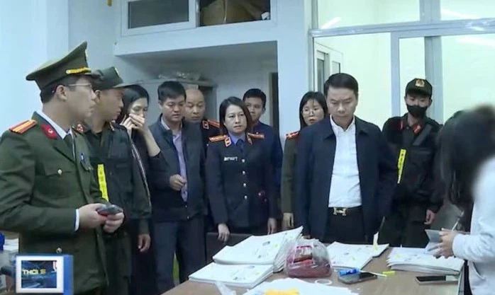Cơ quan chức năng khám xét nơi làm việc của các đối tượng.