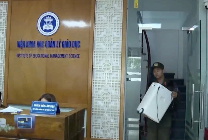 Cơ quan chức năng khám xét, thu giữ các tài liệu liên quan.