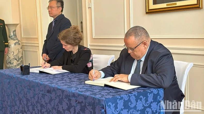 Đại diện phái đoàn EU ghi sổ tang.