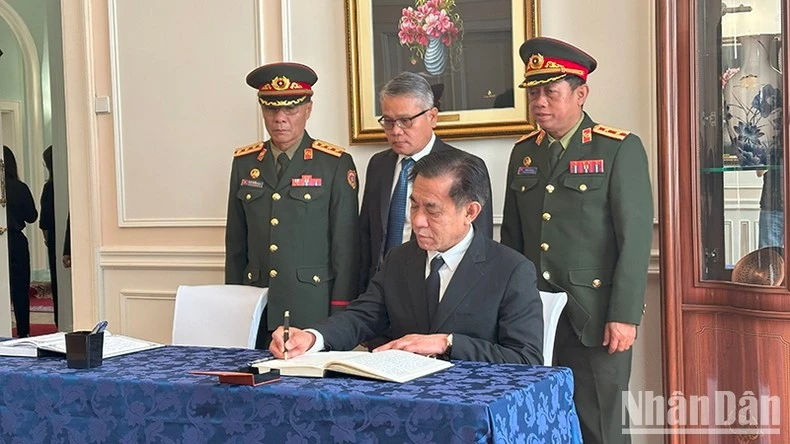 Đại diện Đoàn Đại sứ quán Lào tại LB Nga ghi sổ tang.