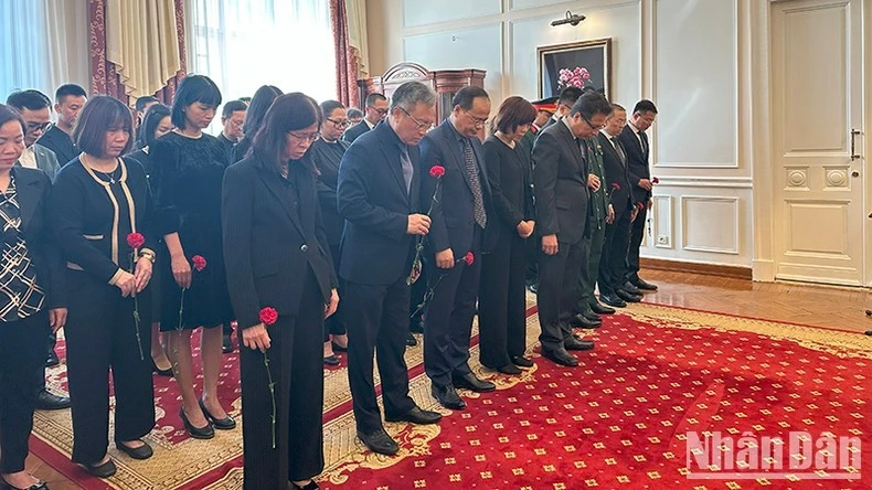 Đại sứ Đặng Minh Khôi cùng cán bộ Đại sứ quán và các cơ quan bên cạnh Đại sứ quán viếng nguyên Chủ tịch nước Trần Đức Lương.