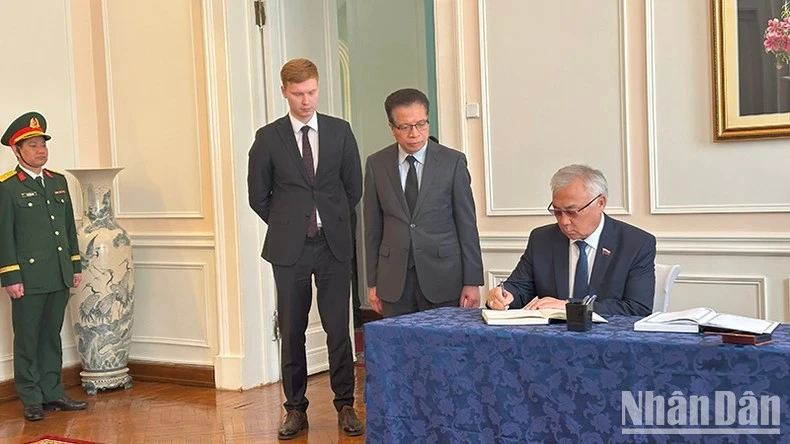 Phó Chủ nhiệm Ủy ban về các vấn đề quốc tế Hội đồng liên bang (Thượng viện), Thượng nghị sĩ Damsuev Baiakhalanovik ghi sổ tang.