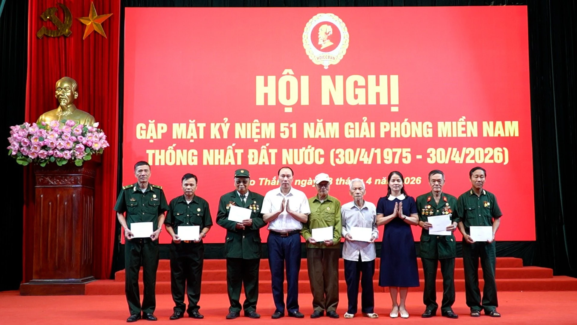 trao-qua-cho-hoi-vien-tham-gia-khang-chien-1949.jpg