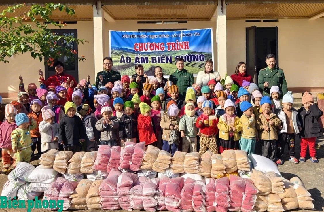 Cán bộ, đoàn viên thanh niên của Đồn Biên phòng Trịnh Tường, BĐBP tỉnh Lào Cai phối hợp với các nhà hảo tâm trao tặng 250kg gạo và 90 suất quà gồm quần áo ấm, mũ len cho các em học sinh điểm trường Mầm non và Tiểu học thôn Bản Lầu, xã Trịnh Tường.