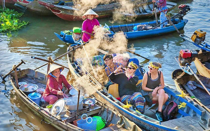 Khách du lịch quốc tế trải nghiệm chợ nổi Cái Răng tại Cần Thơ - chợ nổi lớn nhất và tiêu biểu nhất cho văn hóa sông nước miền Tây Nam Bộ, Việt Nam. Ảnh: Cục Du lịch Quốc Gia Việt Nam