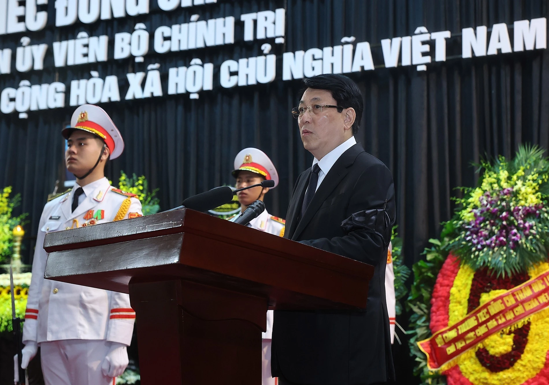 Ủy viên Bộ Chính trị, Chủ tịch nước Lương Cường, Trưởng Ban Lễ tang đọc Lời điếu.