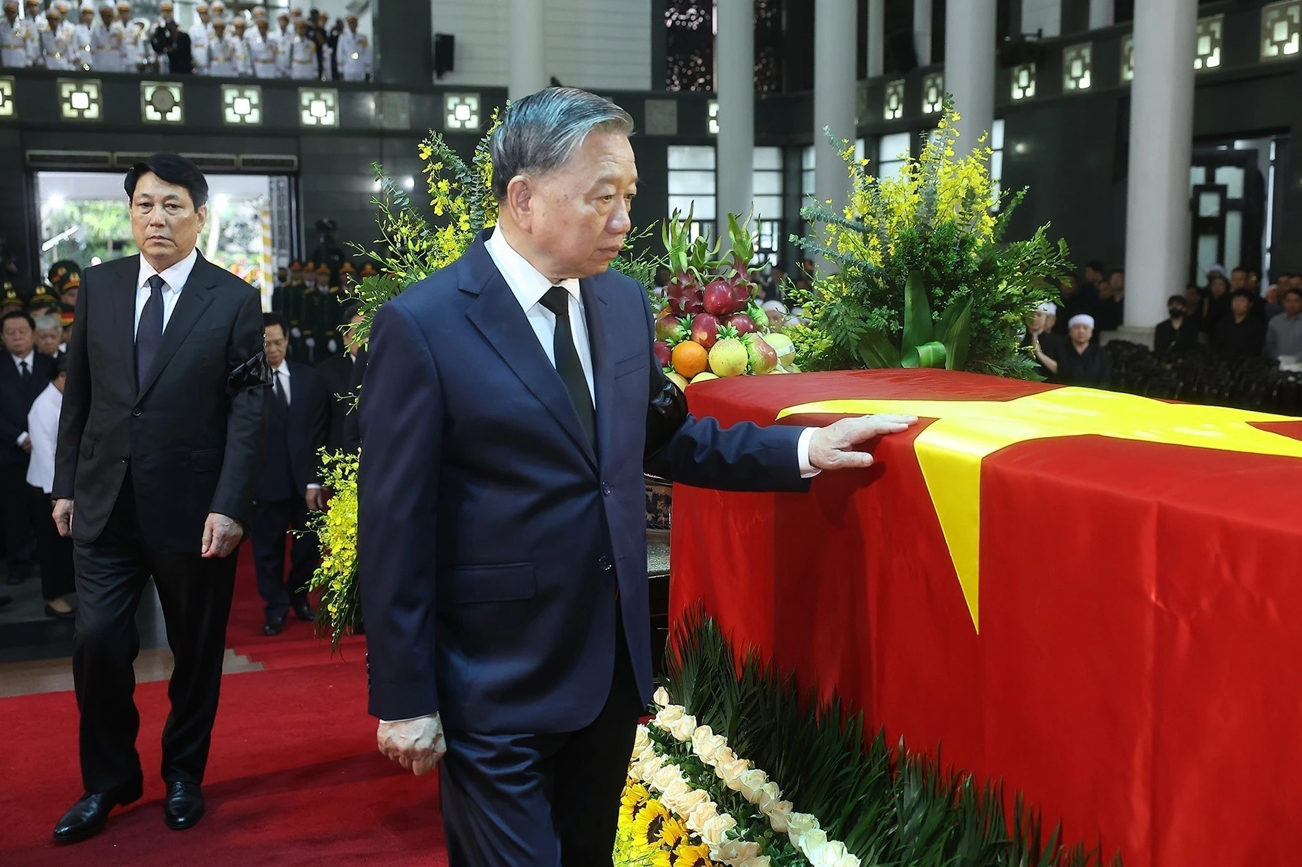Tổng Bí thư Tô Lâm, Chủ tịch nước Lương Cường cùng các đại biểu đi vòng quanh linh cữu lần cuối, tiễn biệt nguyên Chủ tịch nước Trần Đức Lương.